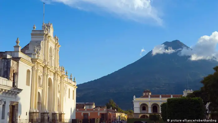 Guatemala Stadt Vulkan Agua (picture-alliance/robertharding)
