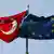 Gönderde dalgalanan Türkiye ve Avrupa Birliği bayrakları