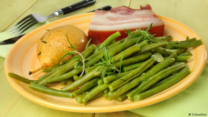 Eine Birne, Bohnen und Speck auf einem Teller (Foto: Colourbox)