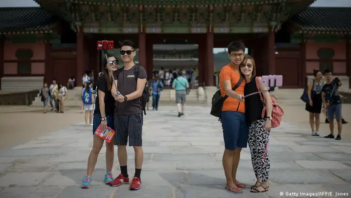 Südkorea Seoul - Chinesische Touristen am Gyeongbokgung Palace