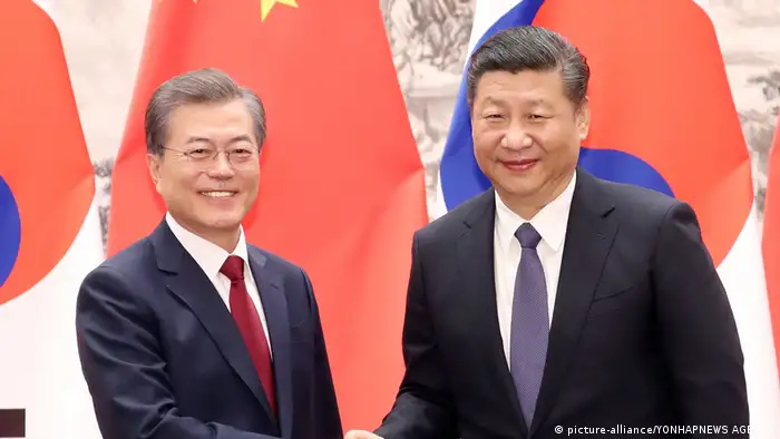 Südkorea-China Gipfel | südkoreanischer Präsident Moon Jae-in mit chinesicher Präsident Xi Jinping 