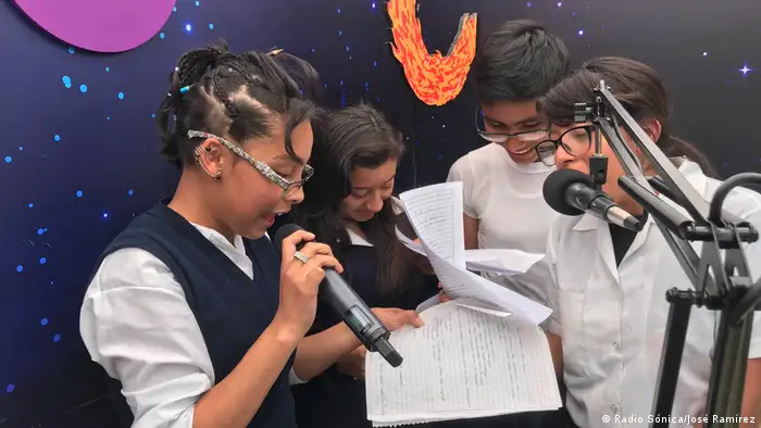 A mobile radio studio on a Guatemalan schoolyard. Radio Sónica, one of DW Akademie's partners in Guatemala, offers disadvantaged young people the opportunity to express themselves.
