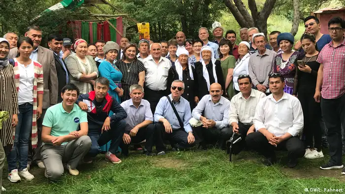 This time, journalists from both countries and members of civil society met near Batken, Kyrgyzstan. For the first time, there were also two reporters from Andijan, Uzbekistan. The country also shares a border with Kyrgyzstan and Tajikistan. (DW/L. Rahnert)