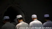 ARCHIV 2015 *** FILE - In this July 18, 2015, file photo, Chinese Hui Muslims pray during Eid al-Fitr prayers at Niujie Mosque in Beijing. Authorities in northwestern China were poised to begin demolition of a mosque Friday, Aug. 10, 2018, despite protests by hundreds of members of the country's Muslim Hui ethnic minority determined to preserve the newly built structure. (AP Photo/Mark Schiefelbein, File) |