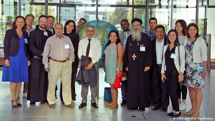 Vier Religionen, eine Welt. Vertreter von Bahaitum, Judentum, Islam und Christentum beim Medientraining in Bonn.