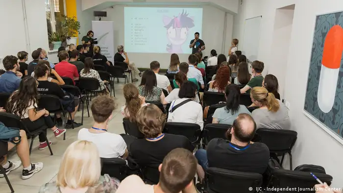 Hackathons are not anarchic events. Divide the organizers' roles: some contribute ideas, for example, others calculate costs or research background information. Plan hackathon segments and follow your schedule: from the registration and introduction phases, to the team collaboration phase, to discussions with mentors, and to the presentation and final wrap up. (DW/Y. Alekseeva)
