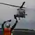 Foto simbólica de una persona japonesa que guía un helicóptero SH-60K.