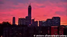Skyline of high-rise buildings and skyscrapers against the glowing sunset after the rain in Beijing, China, 22 May 2017. The sunset glowed after the rain in Beijing, with a beautiful sky turning from red to violet, on May 22, 2017. Foto: Qianlong/Imaginechina/dpa |