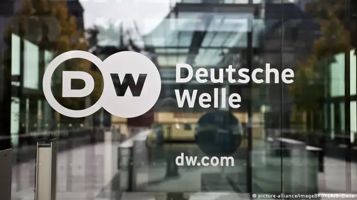 Bonn Logo Deutsche Welle an der Glastür zum Hauptsitz des Unternehmens