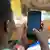 Une femme consulte son compte WhatsApp sur son téléphone à Kampala (05.07.2018)