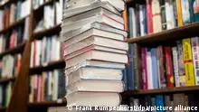 Ein Stapel neuer Bücher liegt auf einem Verkaufstisch in einer Buchhandlung im Stadtteil Bornheim. Was sind die preisverdächtigsten Romane des Jahres? Am 24.08.2021 wird bekanntgegeben, welche Titel Chancen auf den Deutschen Buchpreis 2021 haben. +++ dpa-Bildfunk +++