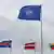 Flaggenkranz der NATO-Staaten vor dem Hauptquartiert in Brüssel 
