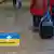 Указатель, куда идти украинским беженцам, на вокзале в Кельне