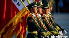 China Peking 2015 | Paramilitärische Polizisten & Flaggen