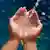 Hände Wasser Abkühlung Symbolbild