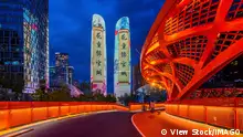 The ring of jiaozi. The city , 07.08.2022, Copyright: xViewStockx, 366-0002950.jpg, Sichuan, chengdu, the ring of jiaozi, the city, the twin towers, architecture, modern architecture, high-rise buildings, light show, the ring, the street, a crossroads, jiaozi, avenue, the profit avenue, urban landscape, landscape, night, night, cars, ring bridge, overpass Copyright: xViewStockx