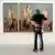 Посетитель Пинакотеки современности смотрит на триптих "Четыре элемента" немецкого художника Адольфа Циглера в Мюнхене