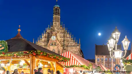 说到德国圣诞市场，很多人都会想到纽伦堡圣诞市场。这一古老而闻名的圣诞市场每年在将临期第一主日前的首个星期五登场，并于耶稣圣婴（Christkind）宣读序言后正式开幕。据记载，该圣诞市场首次举办是在1628年。在新冠疫情前，每年吸引200万人的到访。连续暂停了两年之后，纽伦堡圣诞市场今年终于能再次举行。
