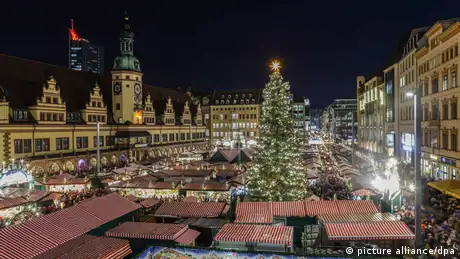 莱比锡的圣诞市场在古色古香的老城中心举行，其历史可以追溯到15世纪。这使它成为德国最古老的圣诞市场之一，由大约300个摊位组成。游客们千万不要错过每天在市政厅的阳台上长号手的传统音乐表演。