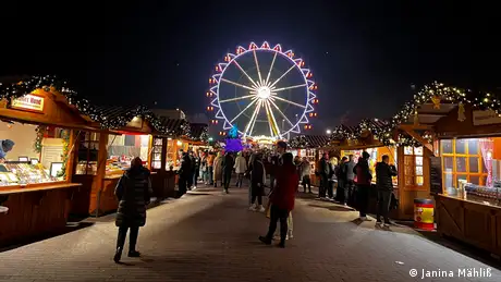 今年在柏林大约有60个圣诞市场，市政厅前的圣诞市场是一个不错的起点。可以乘坐50米高的摩天轮，欣赏柏林的美丽夜色。这里还有一个滑冰场和好几个贩售热红酒的摊贩。