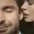 Frau küsst oder flüstert dem Mann ins Ohr