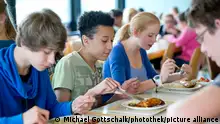 تلاميذ يتناولون الغداء في المدرسة، غوتنغن، ألمانيا، أرشيف (19.09.2014). 