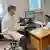 O médico Stefan Lichtinghagen atende paciente em seu consultório em Marienheide 