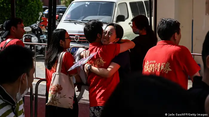 6月7日，北京的一处高考考场外，学生、家长、老师在开考前相互拥抱。