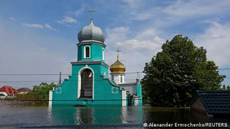 Blick auf eine überflutete Kirche in der Stadt Hola Prystan nach dem Zusammenbruch des Nova-Kachowka-Damms im Zuge des russisch-ukrainischen Konflikts.