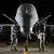 Homens manuseando um drone militar MQ-9 Reaper