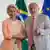 Von der Leyen e Lula apertam as mãos. Ao fundo, uma bandeira do Brasil e uma da União Europeia