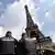 فرنسا | شرطيان فرنسيان أمام برج إيفل في باريس