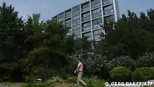 2023年8月一位男子路過中植集團位於北京的辦公室前（資料照）