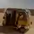 Un tricycle sur une route désertique