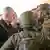 رئيس الوزراء الإسرائيلي بنيامين نتنياهو في حديث مع جنود من الجيش على الحدود مع قطاع غزة