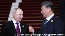 17/10/2023 Russian President Vladimir Putin, left, and Chinese President Xi Jinping talk during their meeting on the sidelines of the Belt and Road Forum in Beijing, China, on Tuesday, Oct. 17, 2023. (Sergey Savostyanov, Sputnik, Kremlin Pool Photo via AP)