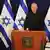 El ministro israelí de Defensa habla desde el atril con tres banderas israelíes detrás en una imagen de finales de octubre pasado.
