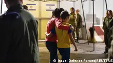 12岁的少年亚哈洛米（Eitan Yahalomi）在连接加沙地带和以色列的凯雷姆沙洛姆过境点重回母亲怀抱