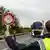 Policajac zaustavlja teretno vozilo na autocesti