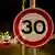 Una señal de límite de velocidad con una velocidad máxima de 30 kilómetros por hora en Ámsterdam.