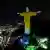 Una camisa proyectada durante varios minutos sobre el emblemático Cristo del Corcovado de Río de Janeiro, destacaba el número 10 del dorsal del tres veces campeón mundial y su emblemática firma.