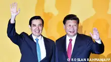 07/11/2015 Chinese President Xi Jinping (R) and Taiwan President Ma Ying-jeou wave to journalists before their meeting at Shangrila hotel in Singapore on November 7, 2015. The leaders of China and Taiwan hold a historic summit that will put a once unthinkable presidential seal on warming ties between the former Cold War rivals. AFP PHOTO / Roslan RAHMAN (Photo by ROSLAN RAHMAN / AFP)