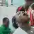 Muuguzi akitoa chanjo ya kipindupindu wakati wa kampeni ya kutoa chanjo katika hospitali ya Kuwadzana mjini Harare