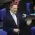 Muškarac srednjih godina (Cristian Lindner) za govornicom u Bundestagu, na sebi ima odijelo s kravatom, ozbiljan pogled, gestikulira dok govori 