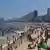 Multitudes se refrescan en Copacabana ante la intensa ola de calor extremo