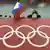 Foto ilustrasi bendera Rusia di atas simbol Olimpiade