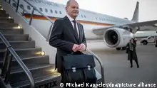 Bundeskanzler Olaf Scholz (SPD) steigt aus einem Airbus der Flugbereitschaft der Luftwaffe nach der Ankunft in den USA. Scholz will US-Präsident Biden im Weißen Haus treffen.