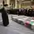 El ayatola Jamenei observa los ataúdes de los siete guardianes de la Revolución muertos en un ataque atribuido a Israel.