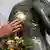 म्यूनिख में जूलियट कैप्यूलेट की मूर्ति में एक हिस्से का रंग लोगों के छूने की वजह से उड़ गया है