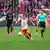 Bryan Zaragoza da la lucha por el balón, y también por un lugar en el Bayern Múnich
